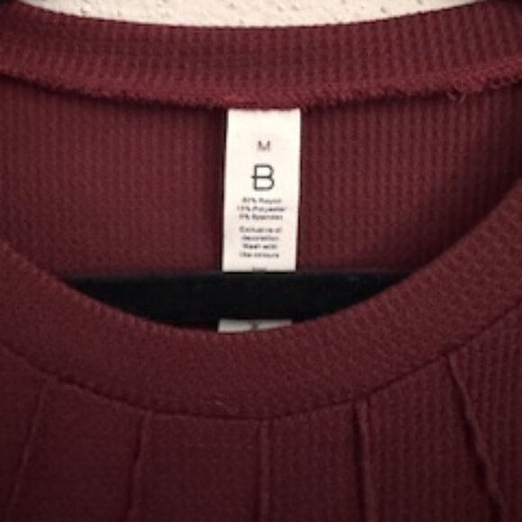 Blusa Tejida con Mangas de Encaje (Burgundy Waffle Knit Top with Lace Sleeves) - Picture 2 of 7